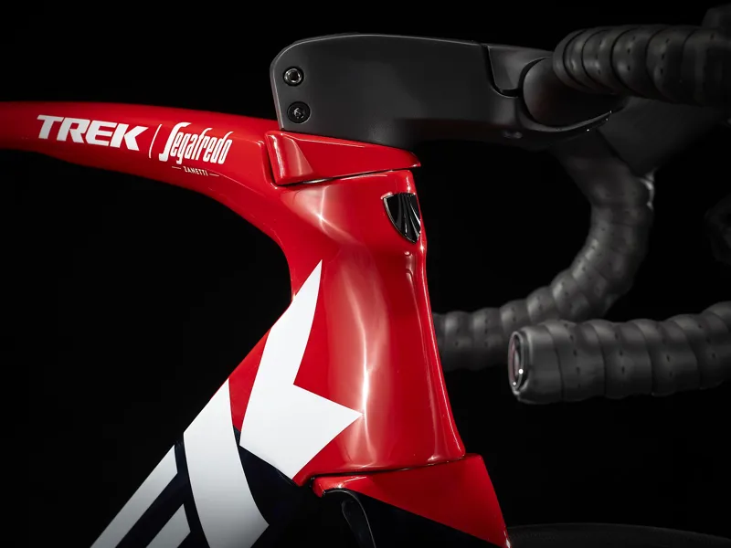 2022 Madone SLR 6 Etap Road Bike Navy Carbon Smoke and Viper Red-4